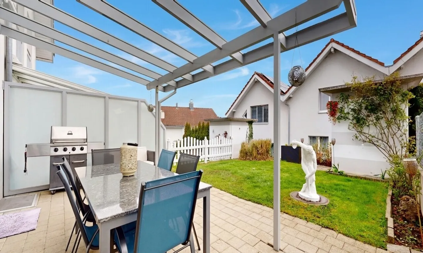 Modern terraced house with plenty of space in a central and quiet location - Photo 2 of 11