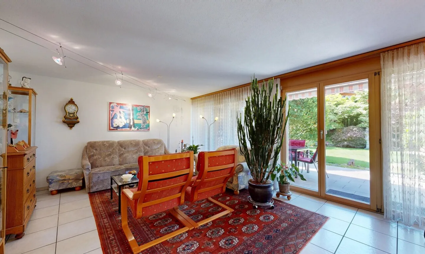 Charming 6.5-Room Terraced House in a Quiet Location - Photo 3 of 11