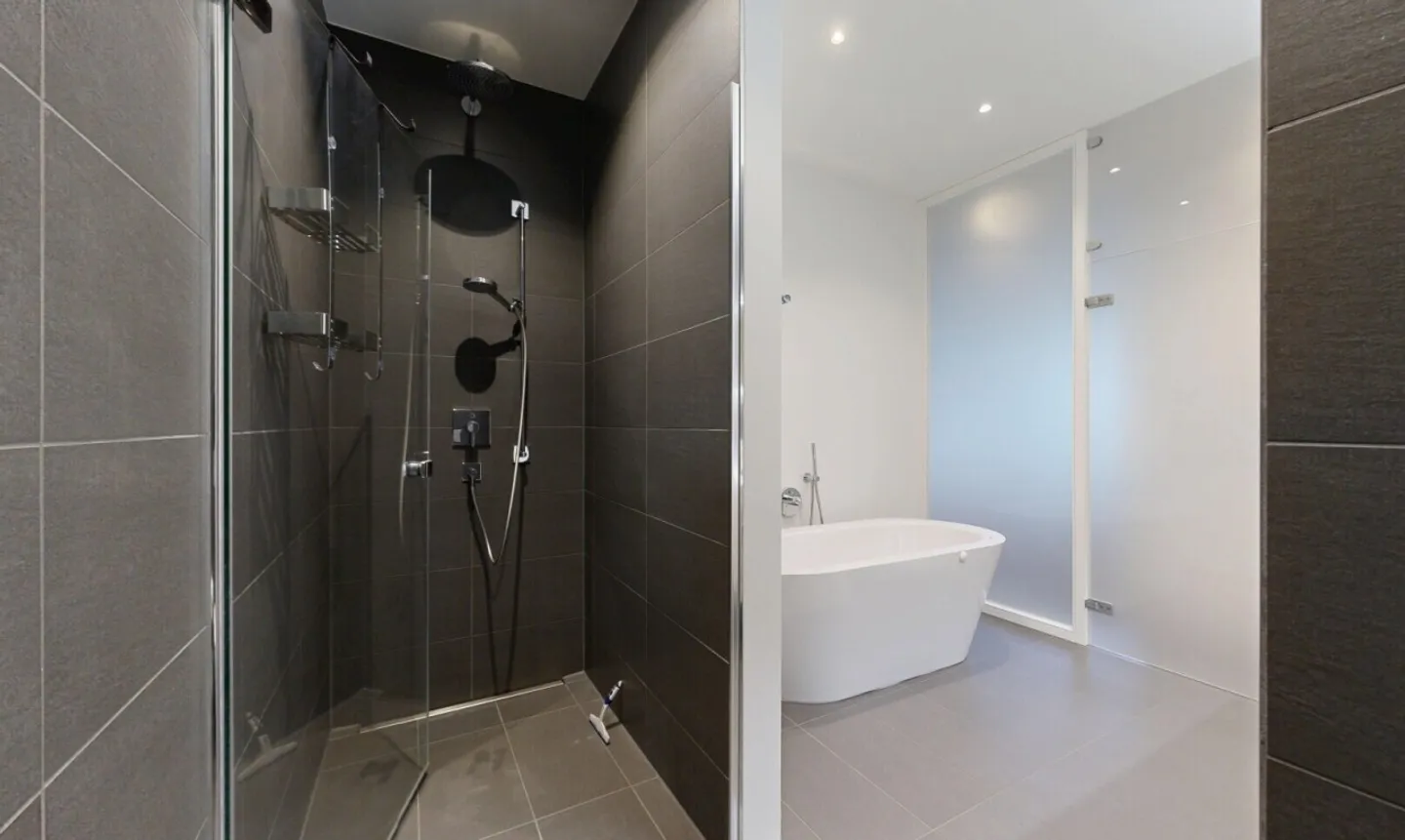 Wohnen mit Weitblick – 4.5-Zimmer-Terrassenwohnung mit Doppelgarage - Photo 9 sur 11