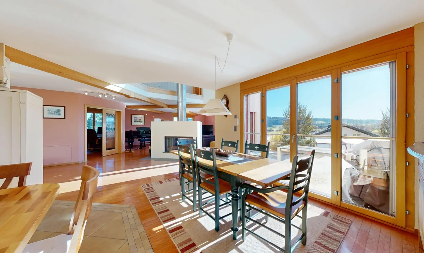 Familienhaus mit Panoramablick, Schwimmbad und großem Grundstück - Foto 8 von 13