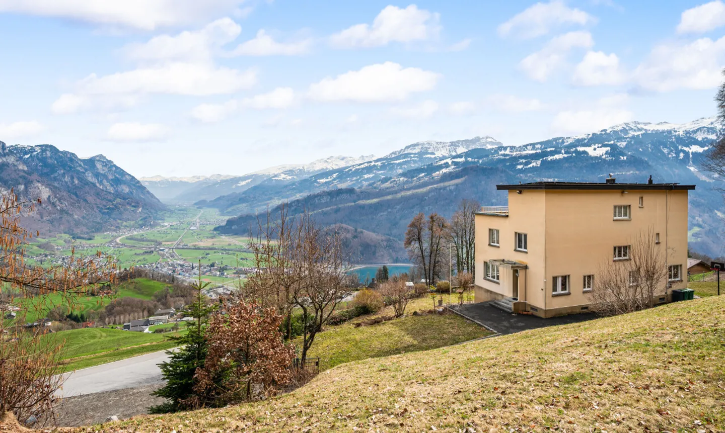 Panorama, Discretion and Space – House in Walenstadtberg - Photo 2 of 11