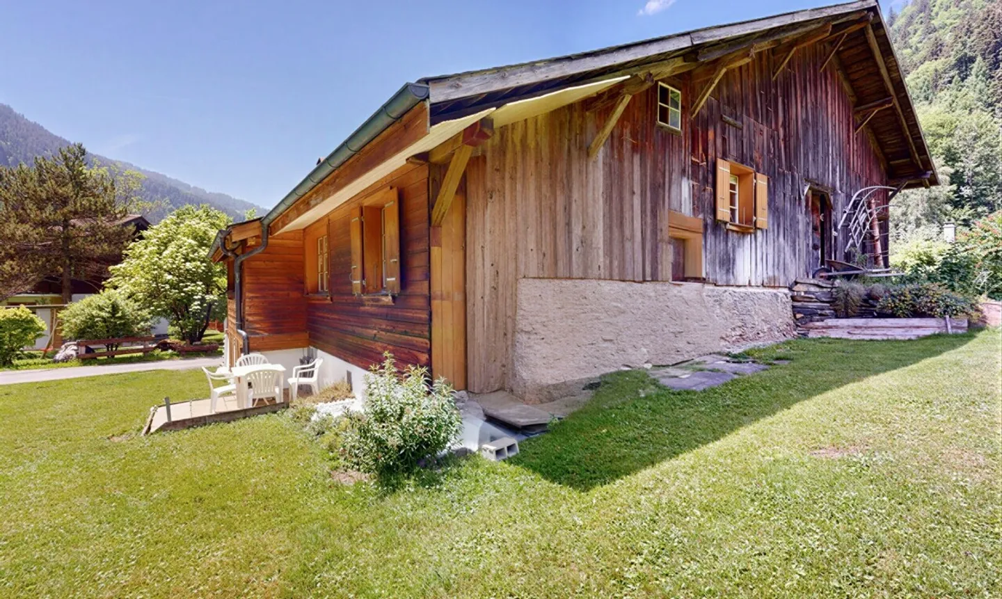 Chalet di carattere: giardino bucolico e potenziale raro - Foto 2 di 13