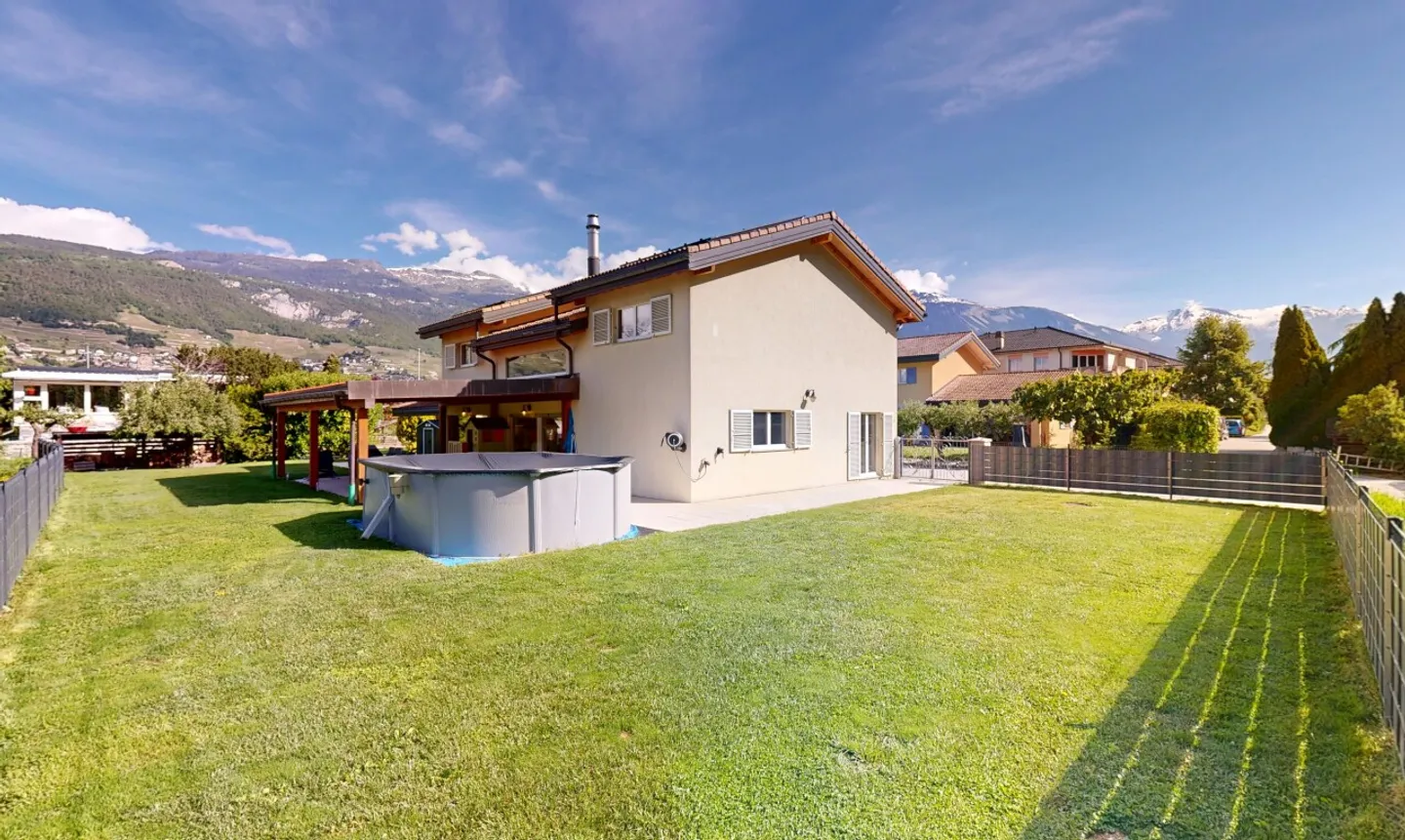 Spacious detached house with modern kitchen and large terrace - Photo 3 of 11