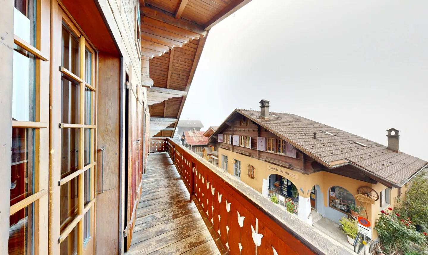Building in the center of Gryon, great potential for your projects - Photo 10 of 11