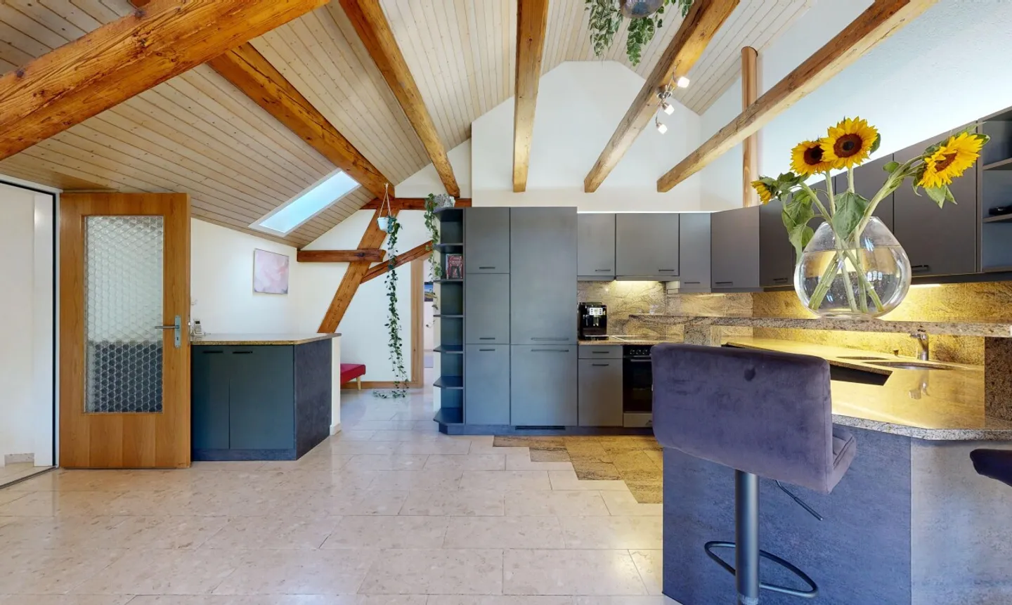 Einzigartige Dachgeschosswohnung mit Cheminée und Sichtbalken - Photo 3 of 11
