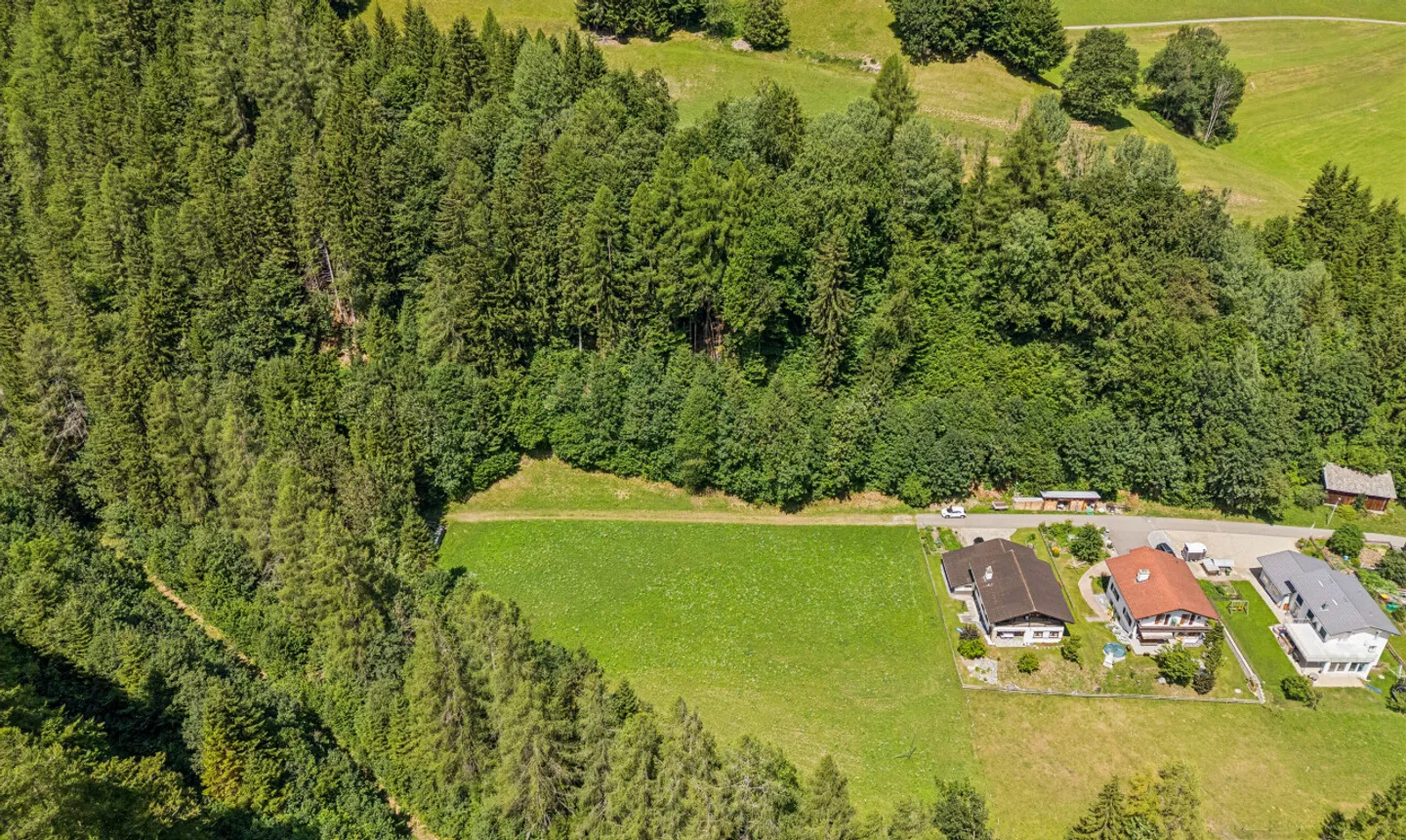 Spacious building land with project study in a natural location in Vättis - Photo 1 of 8