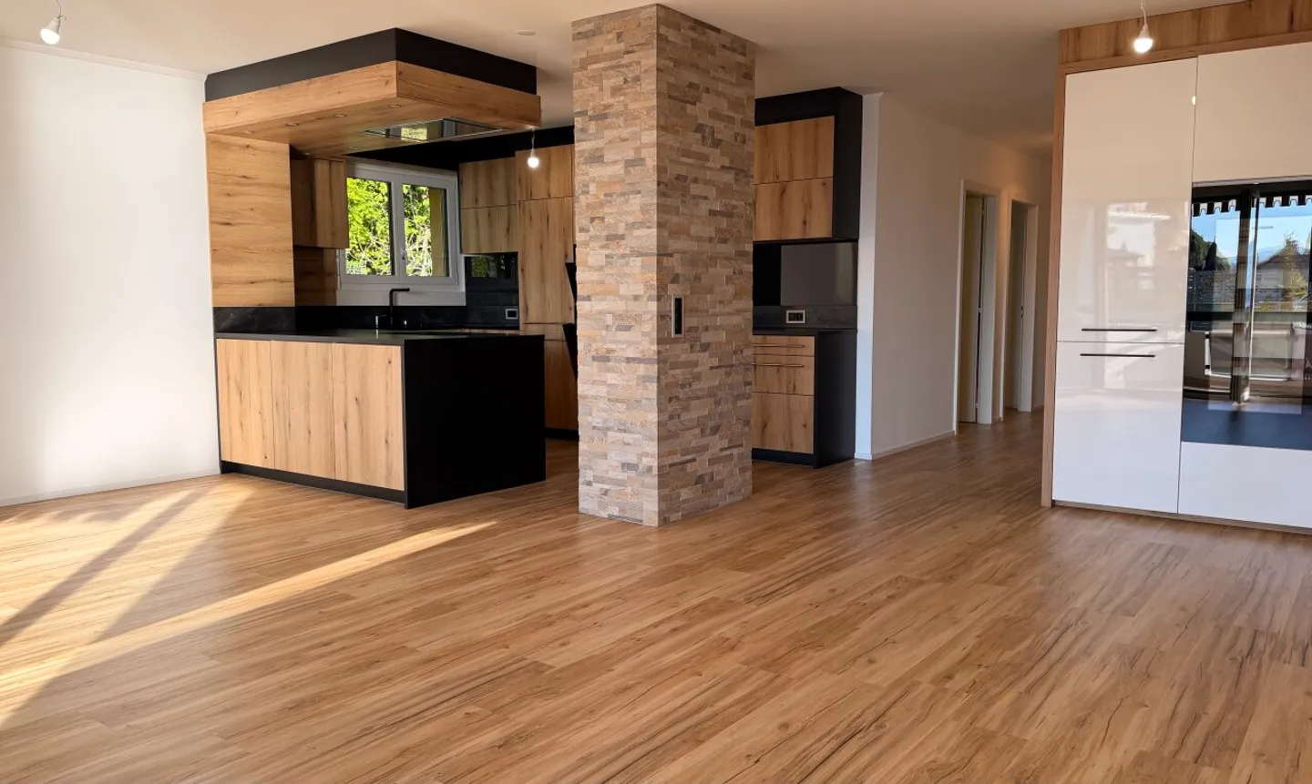Vista lago mozzafiato per questo appartamento 4.5 ristrutturato con cura - Foto 4 di 11