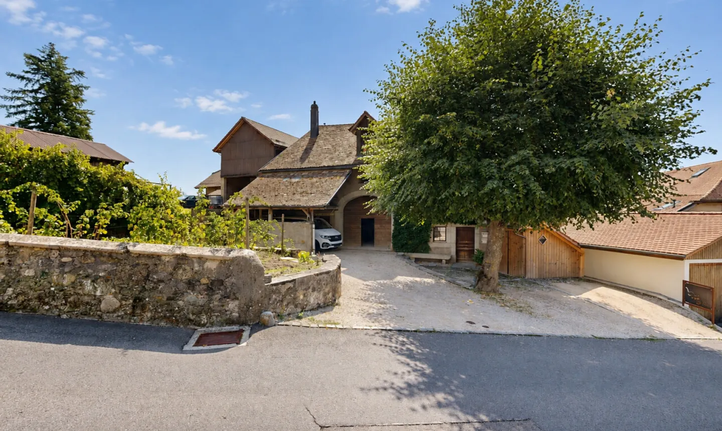 Casa di villaggio del 1850 con fascino preservato, laboratorio di 185 m² - Foto 1 di 11