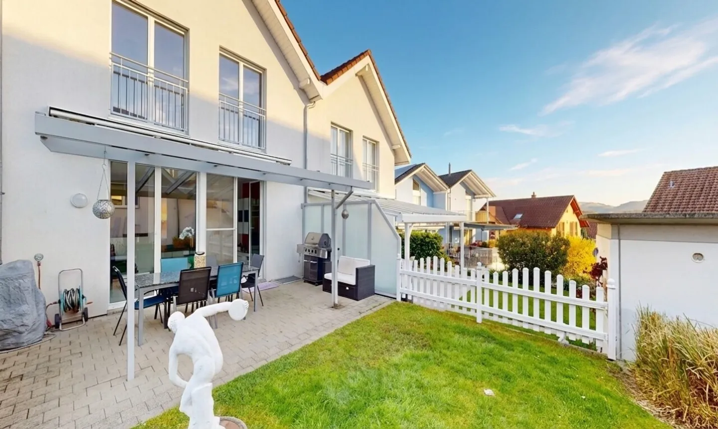 Modern terraced house with plenty of space in a central and quiet location - Photo 1 of 11