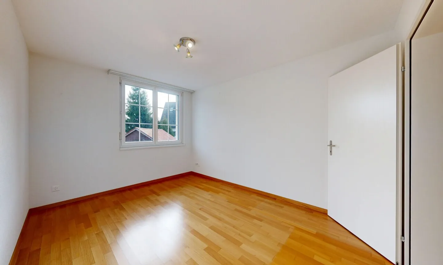 Luminoso appartamento di 4,5 stanze con balcone vetrato - Foto 9 di 11