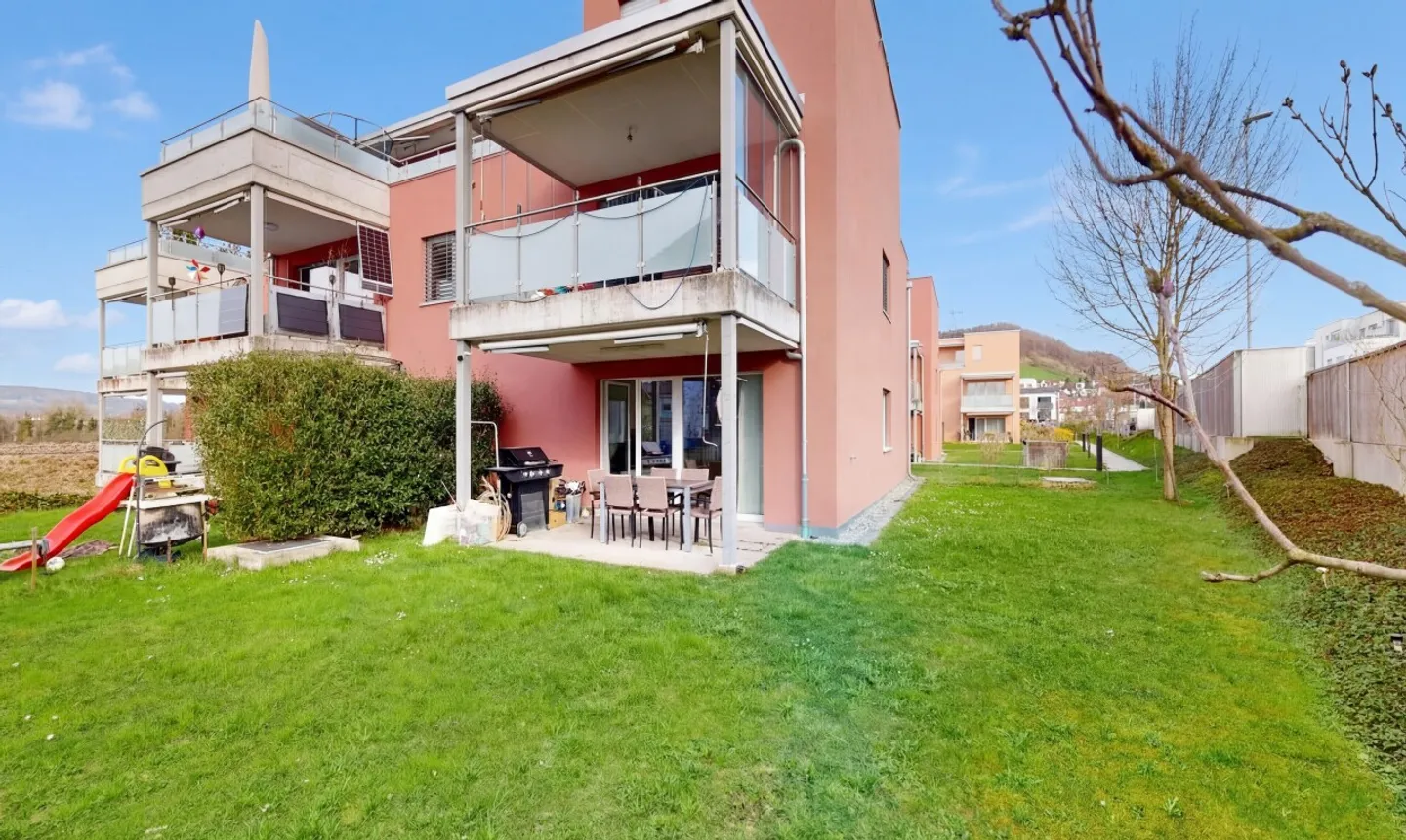 Moderne 3.5-Zimmer-Gartenwohnung mit 184 m² Garten und Sitzplatz - Photo 1 sur 11