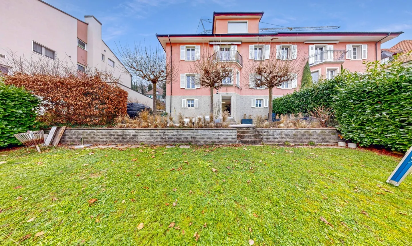 Elegante casa di 9 locali con vista e fascino d'epoca - Foto 3 di 11