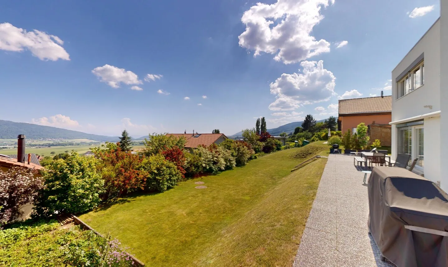 Family home with garden and panoramic mountain view - Photo 2 of 13