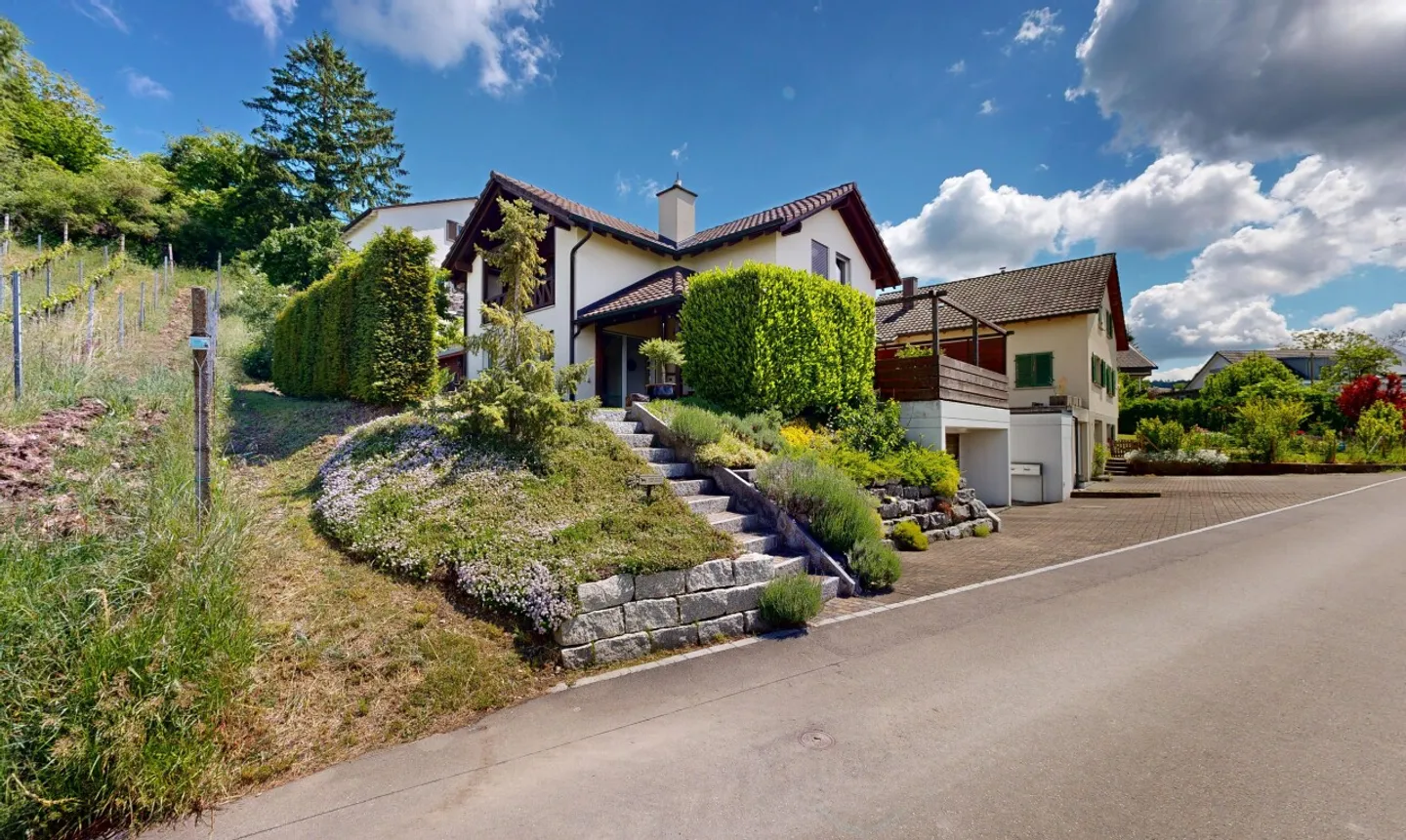 Einfamilienhaus mit viel Privatsphäre und unverbaubarem Ausblick - Photo 2 sur 11