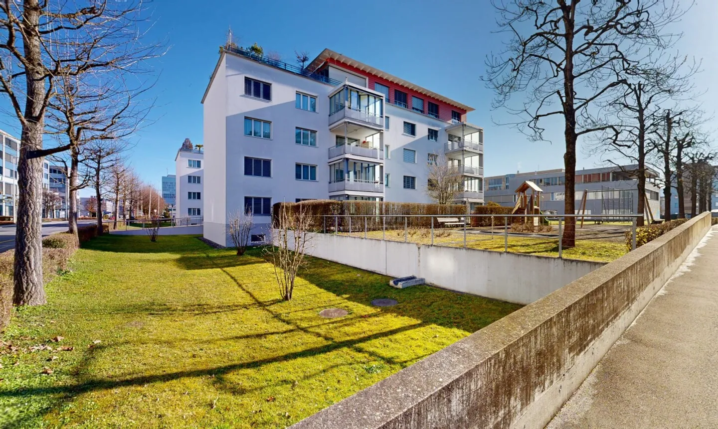 Appartamento luminoso 4.5 locali a Rotkreuz - Foto 1 di 11