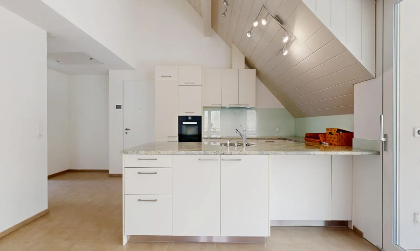 Appartement mansardé de 4.5 pièces comme neuf avec un immense grenier - Photo 2 sur 11