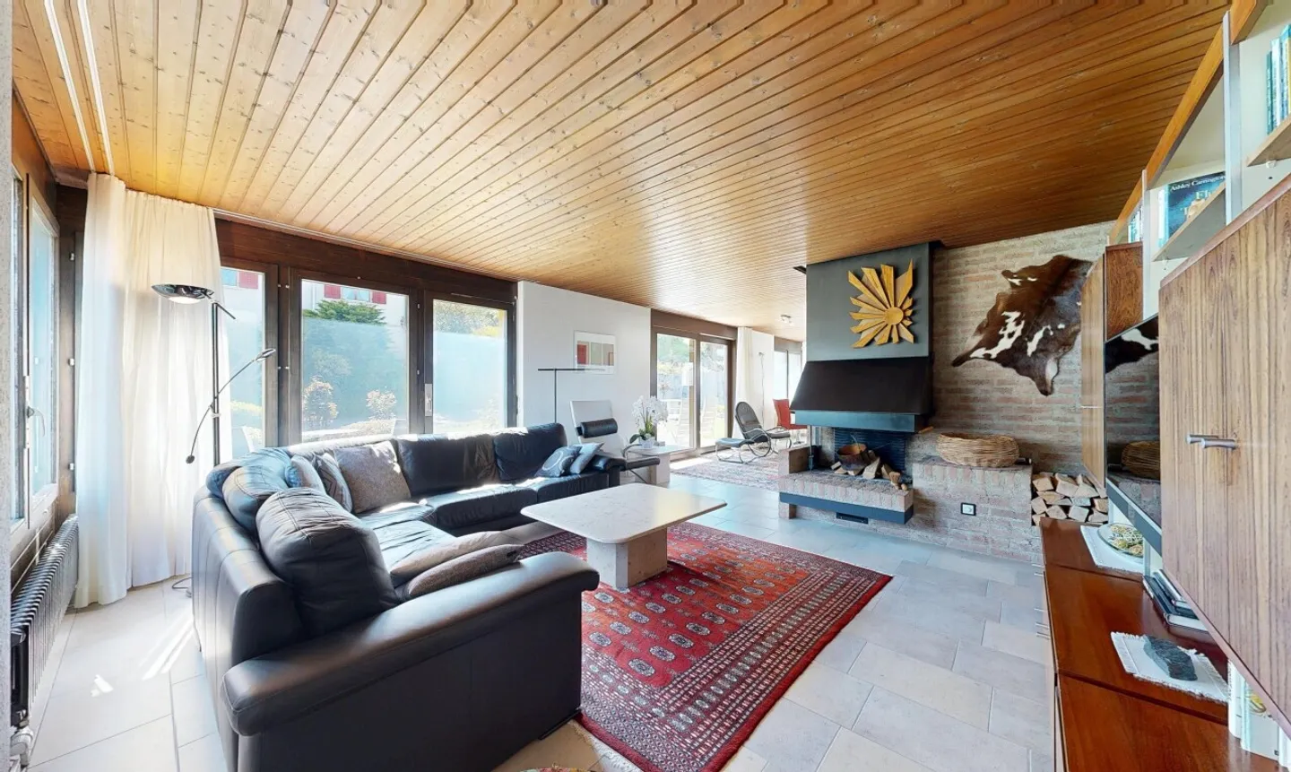 House with unique architecture and large garden paradise - Photo 8 of 11