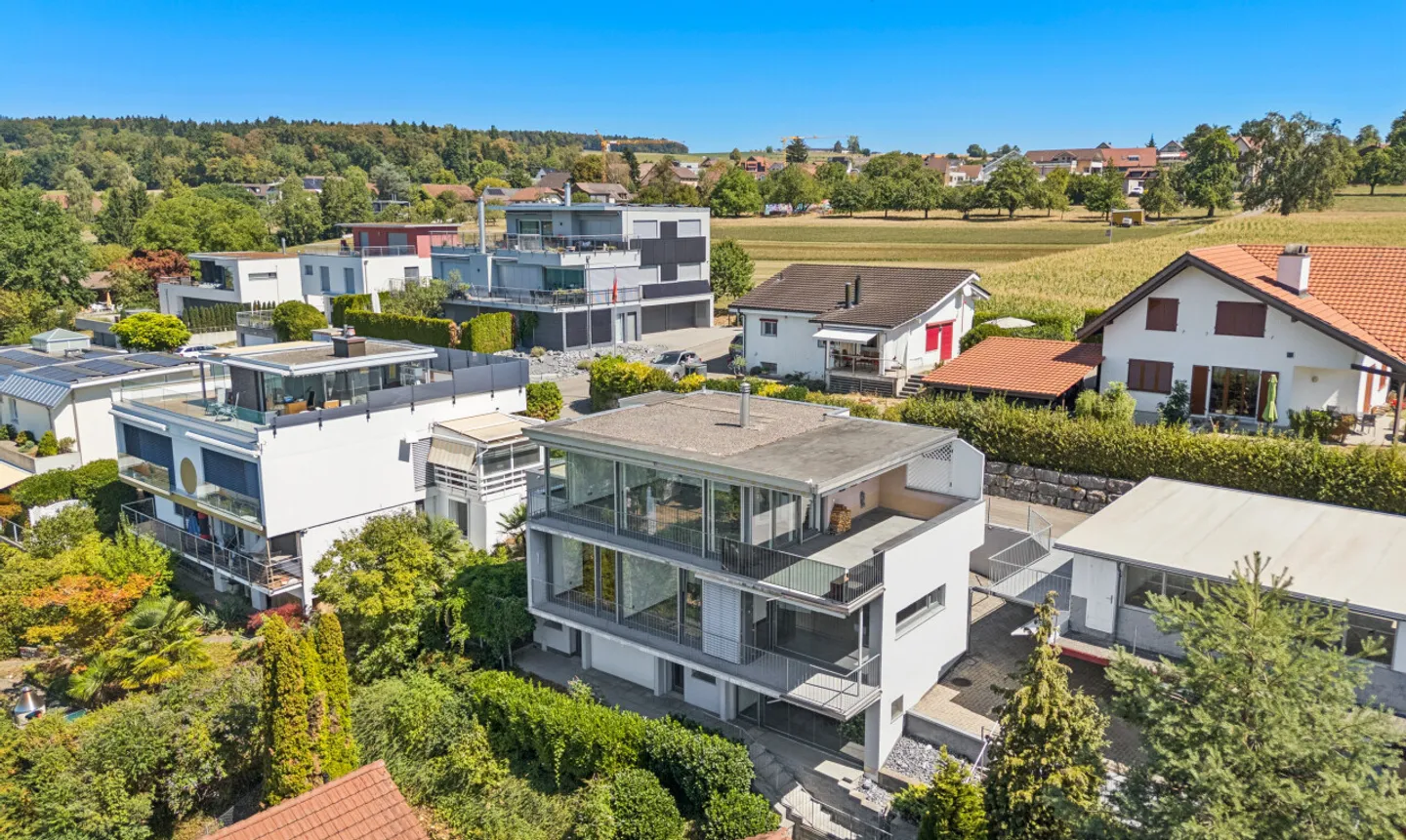 Maison individuelle spacieuse de 6,5 pièces incluant un appartement séparé à Tennwil - Photo 2 sur 11