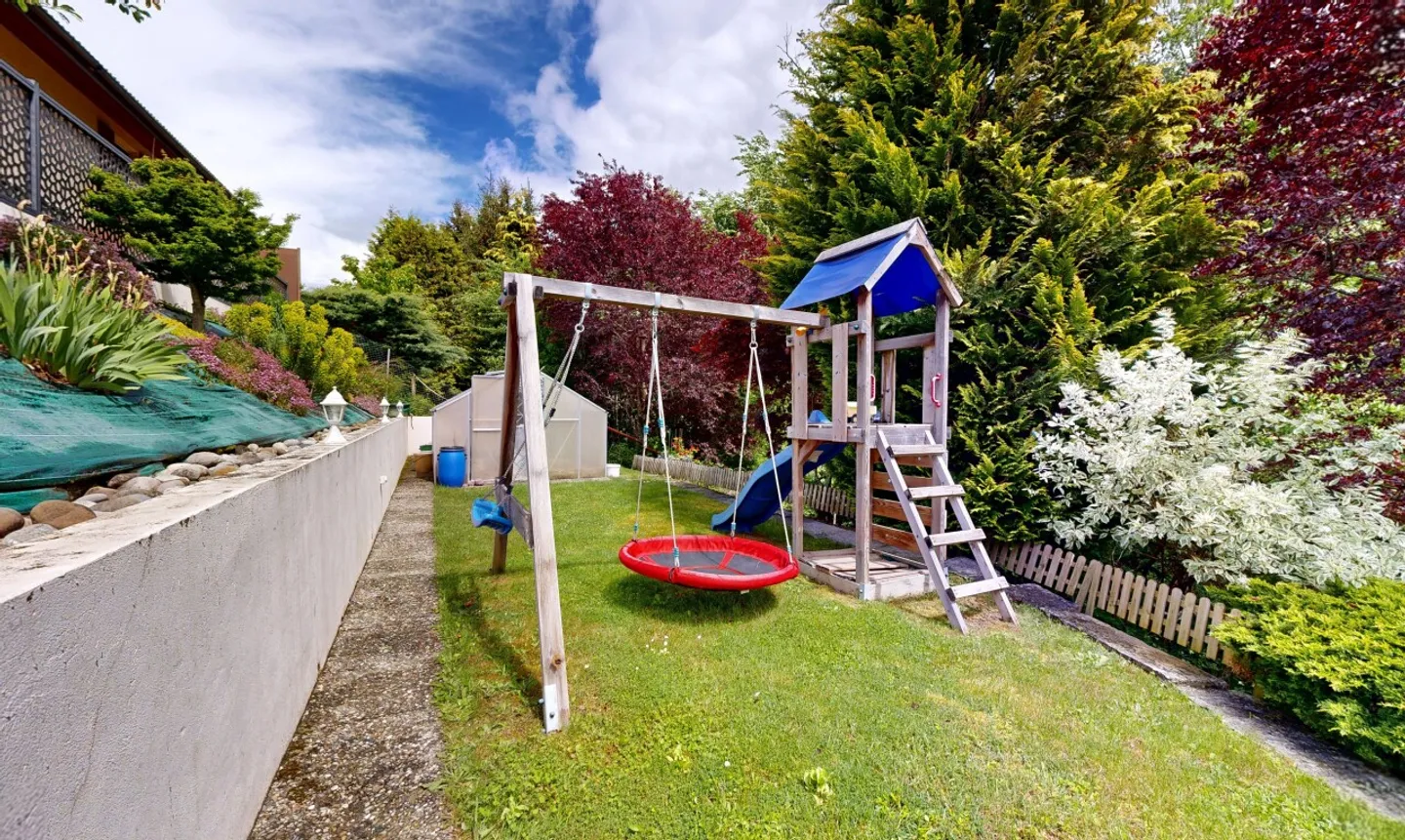 Bright family house with garden - Photo 12 of 13