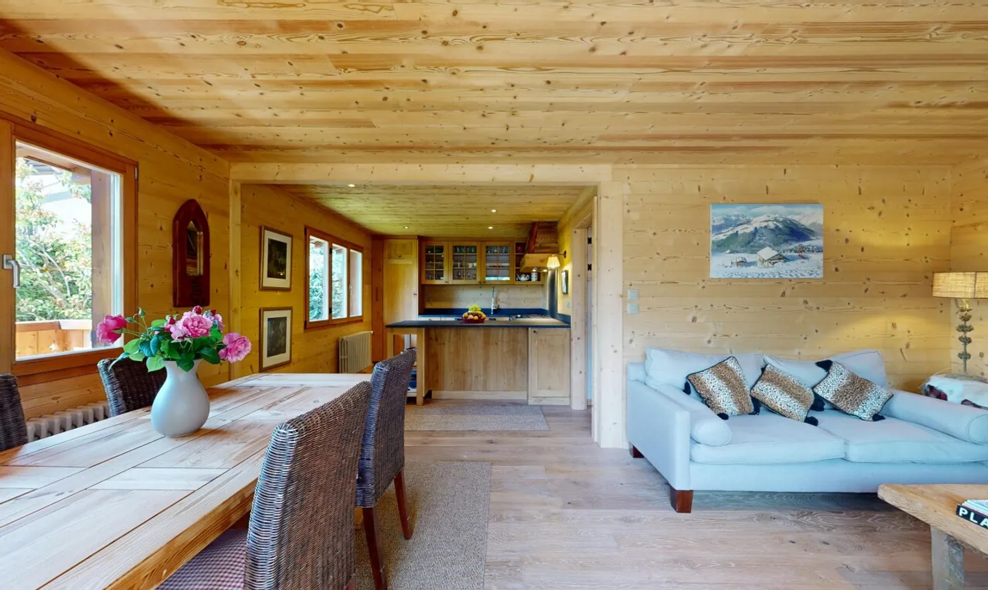 Exclusive: magnificent chalet with 2 apartments - Photo 8 of 11