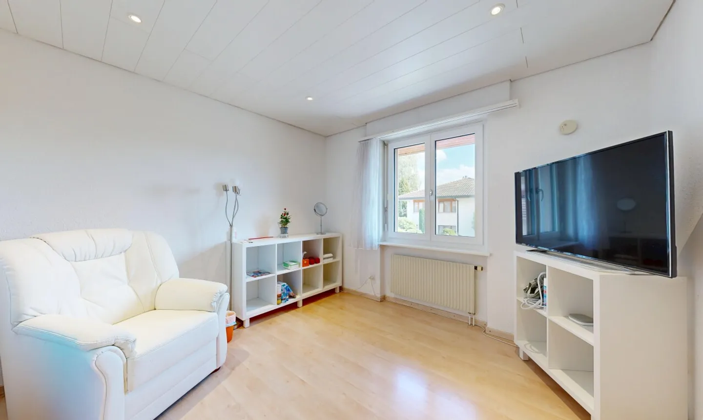 Grosszügiges 5-Zi-Einfamilienhaus mit grossem Grundstück und Weitsicht - Foto 8 di 11