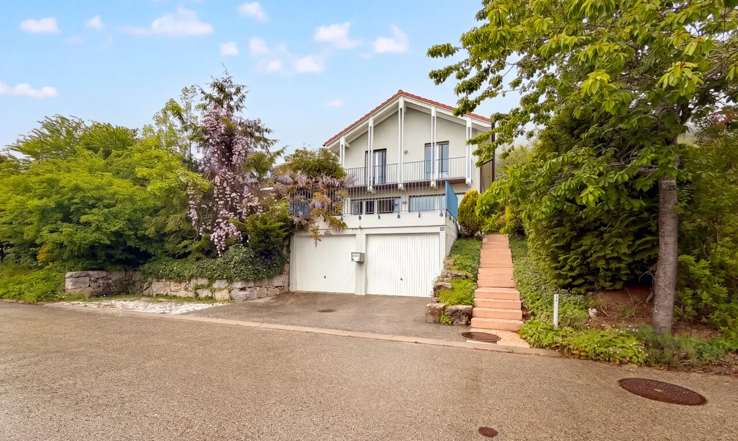 Spacious 6.5-room villa with landscaped garden in Cernier - Photo 1 of 11
