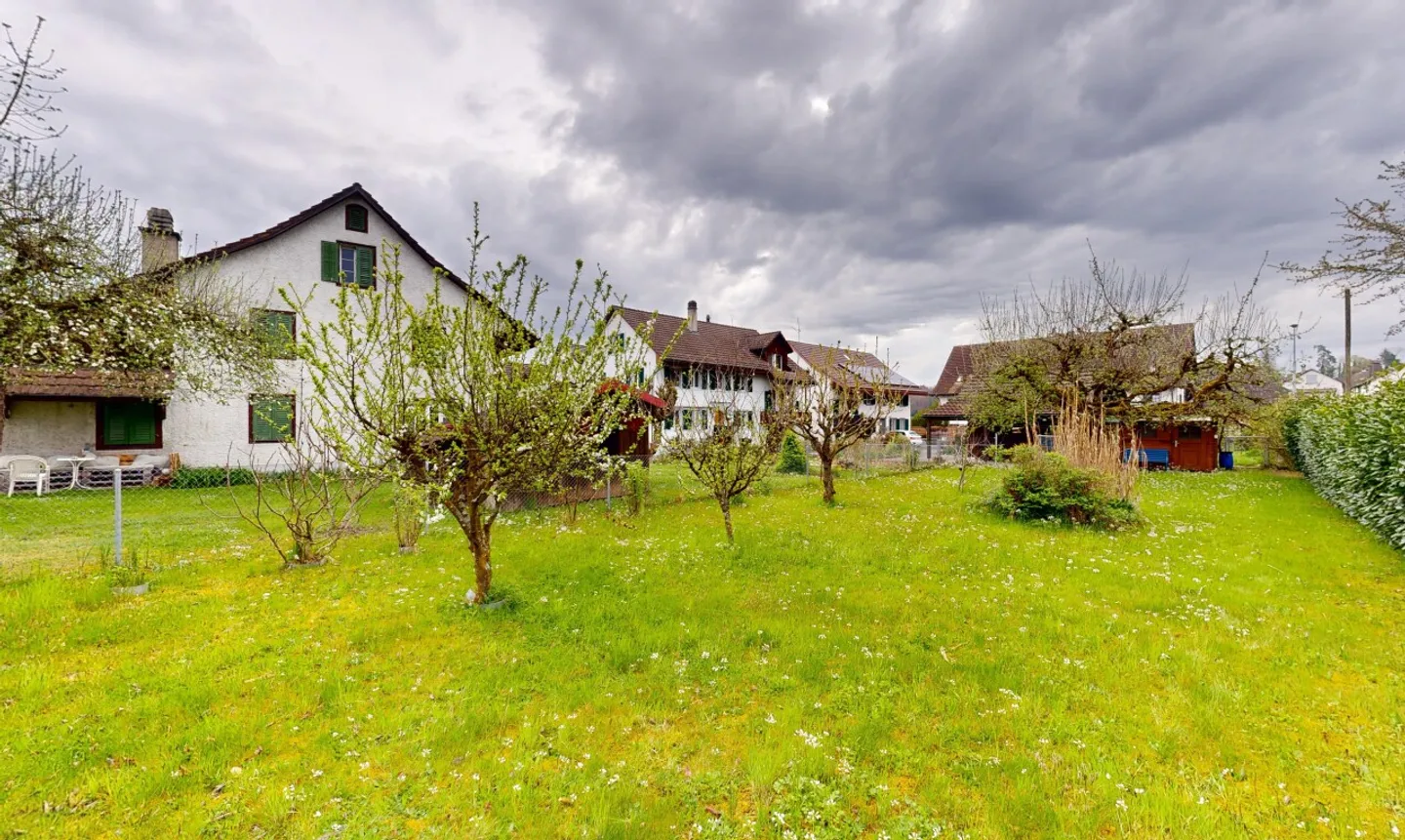 Maison bifamiliale bien entretenue avec parcelle de terrain à bâtir de 835 m² - Photo 3 sur 11