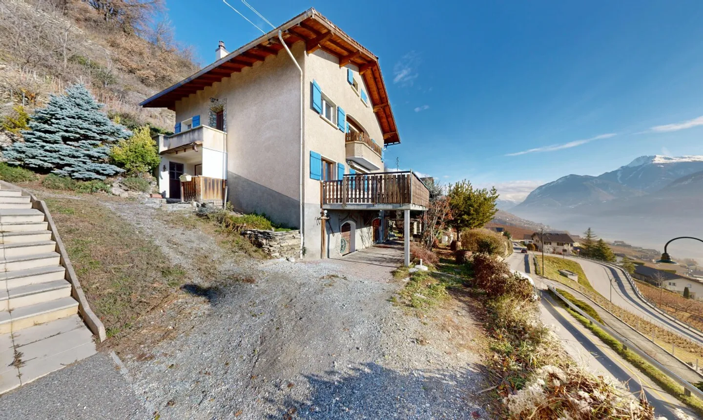 Charming house with great potential and breathtaking view - Photo 3 of 11