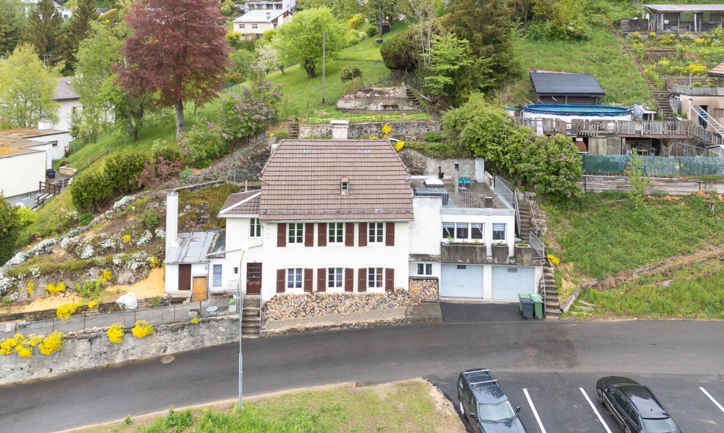 180m² Villa in Locle: Great Potential and Stunning Nature View - Photo 1 of 11