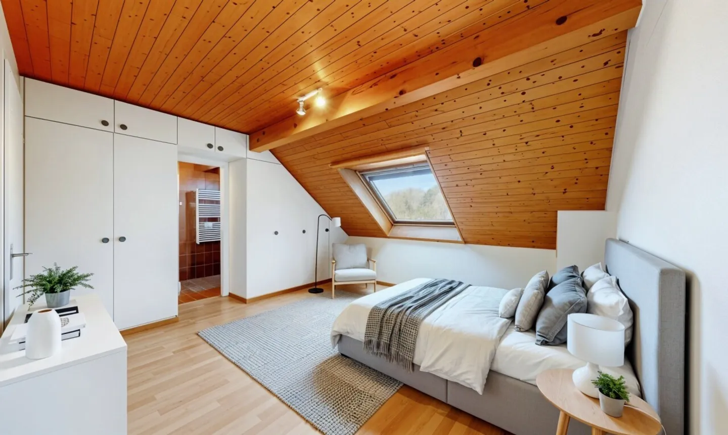 Charming 3.5-room duplex with balcony and lake &amp; Alps view - Photo 10 of 11