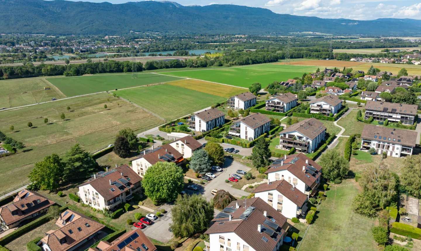 Duplex attico ristrutturato in Terre Sainte con volumi generosi - Foto 3 di 11
