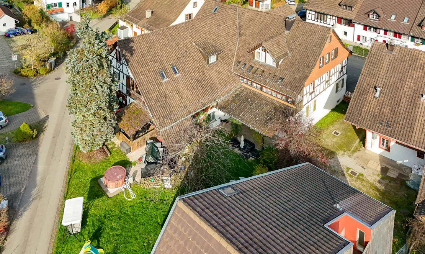 Ampia casa multifamiliare completamente affittata con unità commerciale - Foto 2 di 13