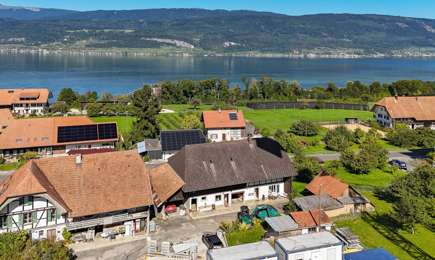 Fascino rurale con grande terreno e vicinanza ai laghi - Foto 3 di 11