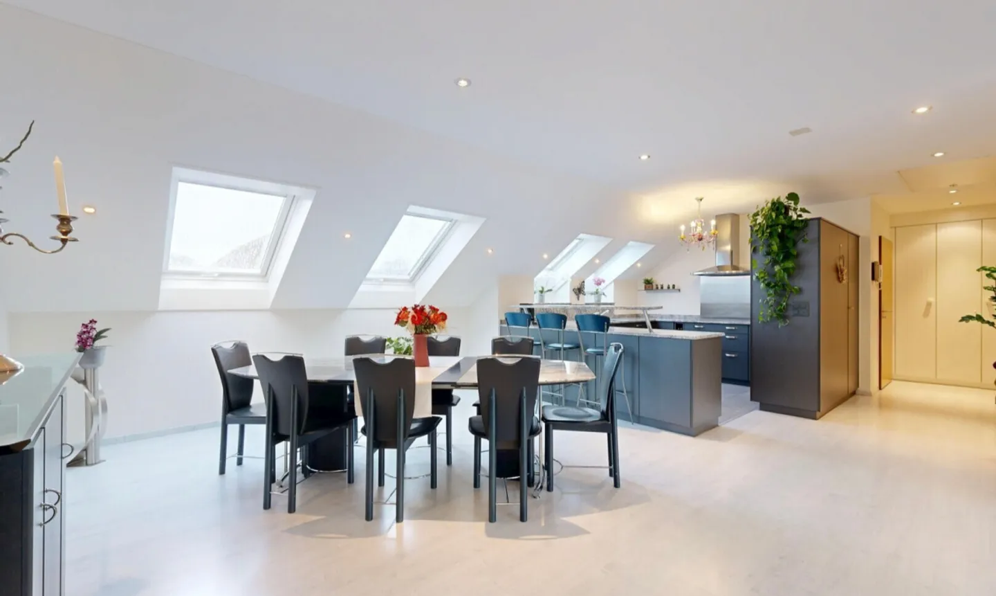 Charmante Dachwohnung mit Aussicht - Foto 2 von 11