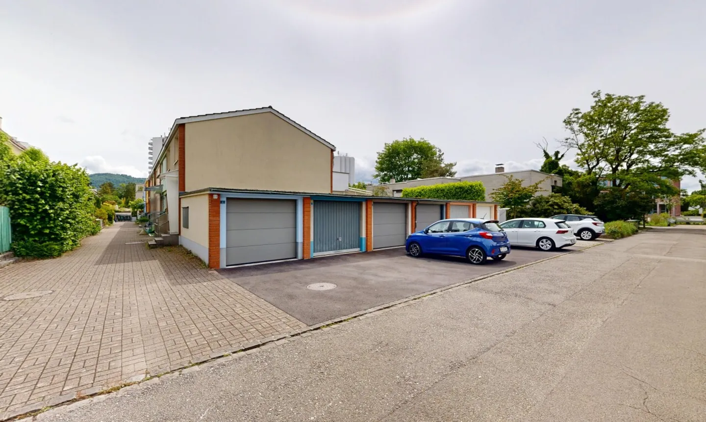 Casa a schiera con giardino e potenziale di modernizzazione a Reinach - Foto 3 di 11
