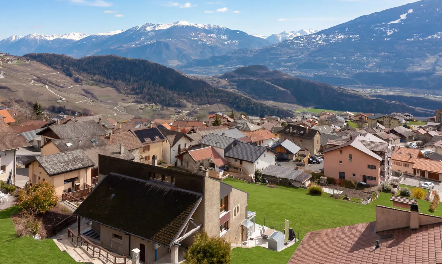 Grande maison avec appartement 2.5 indépendant - Vue dégagée - Foto 2 von 11