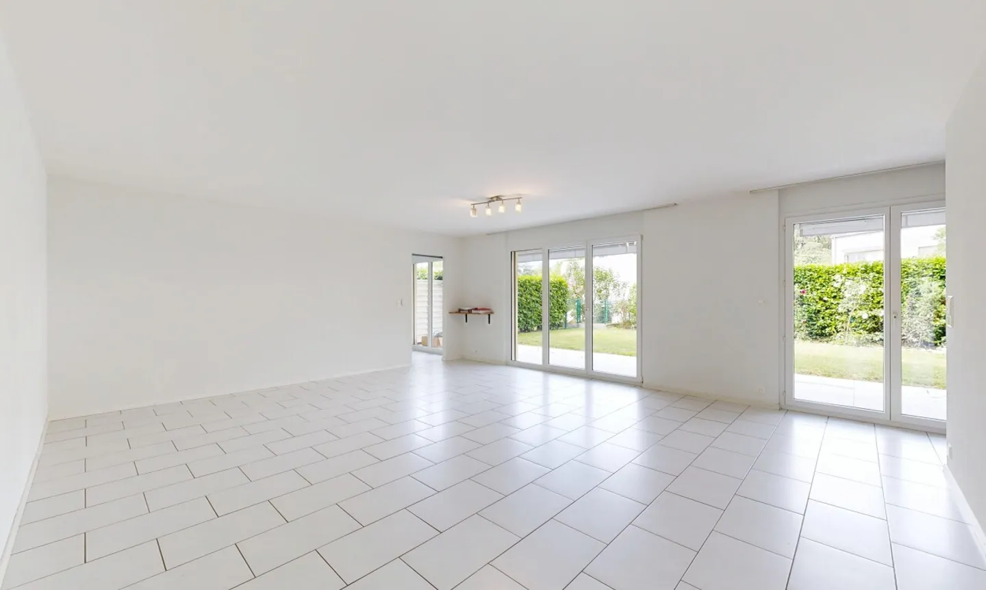 Spacious Garden Apartment in Morges - Photo 8 of 11
