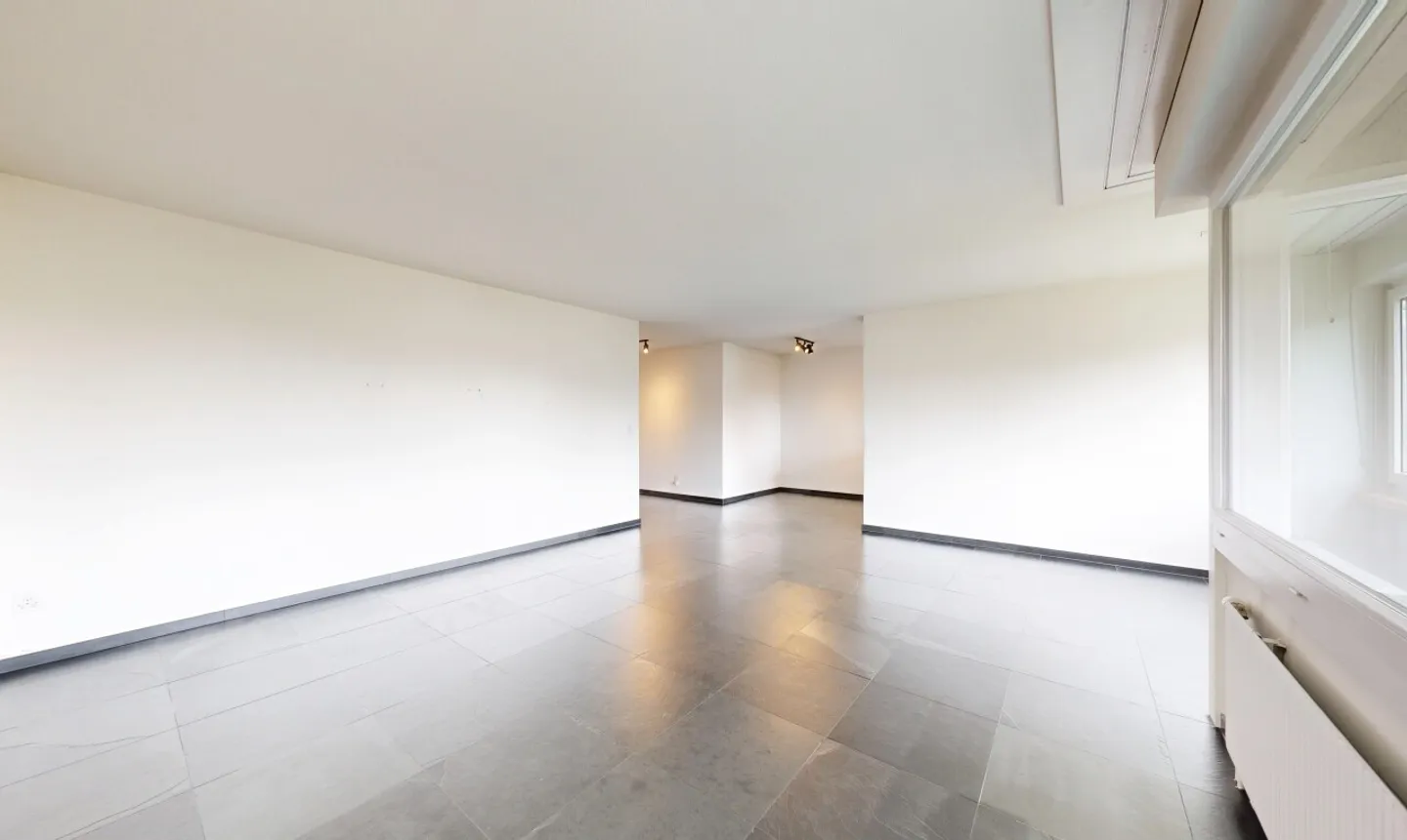 Bright 3.5 Room Apartment with Balcony and Garage in Schönenwerd - Photo 5 of 11