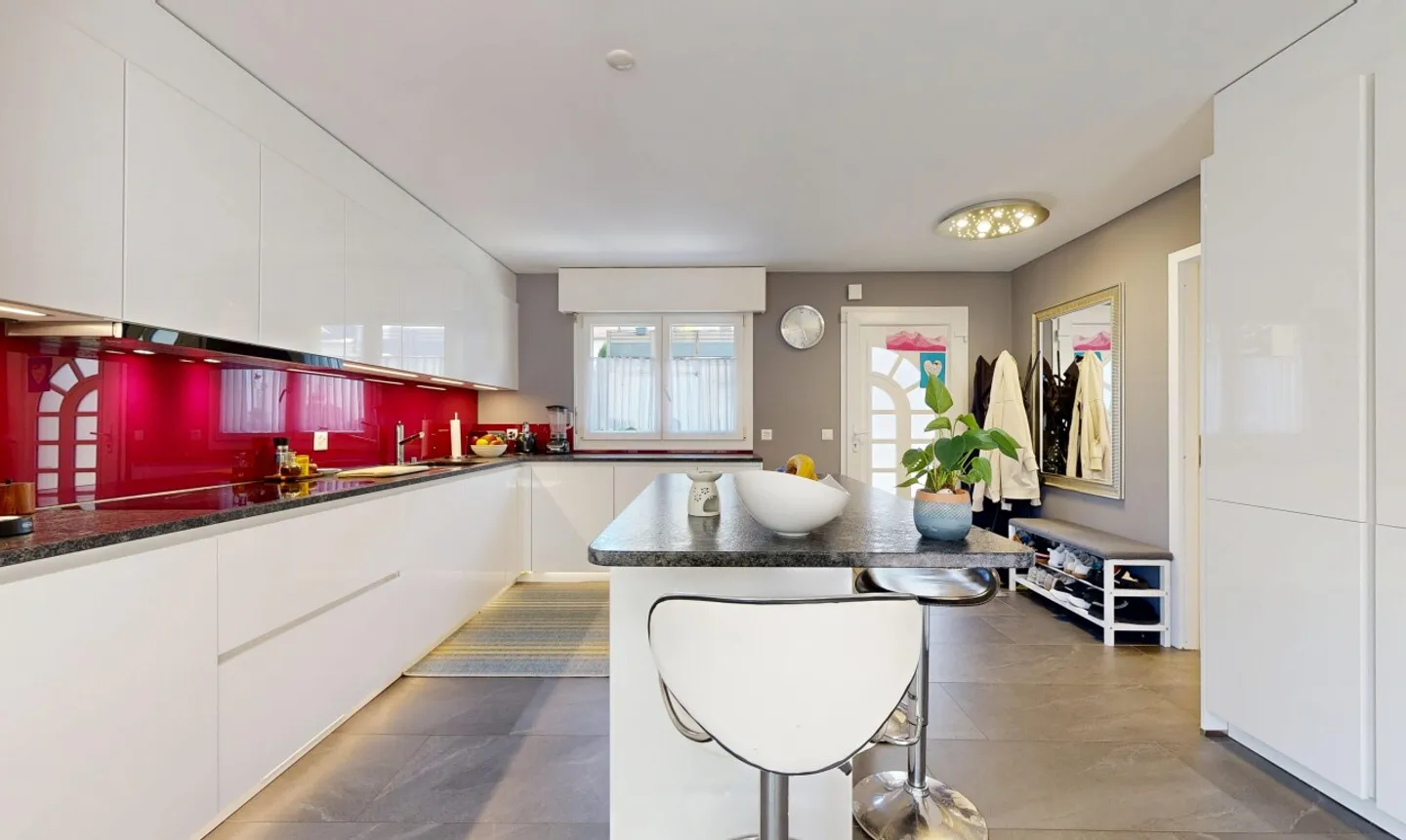 Casa a schiera nel centro del villaggio con vista sulla foresta - Foto 4 di 11