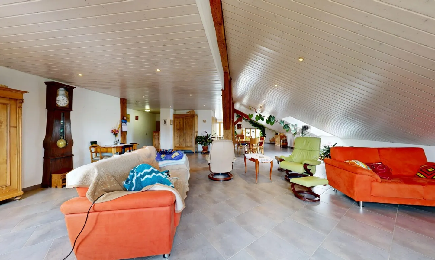 Freistehendes Haus von ca. 380 m², großes Grundstück und Bergblick - Foto 5 von 11