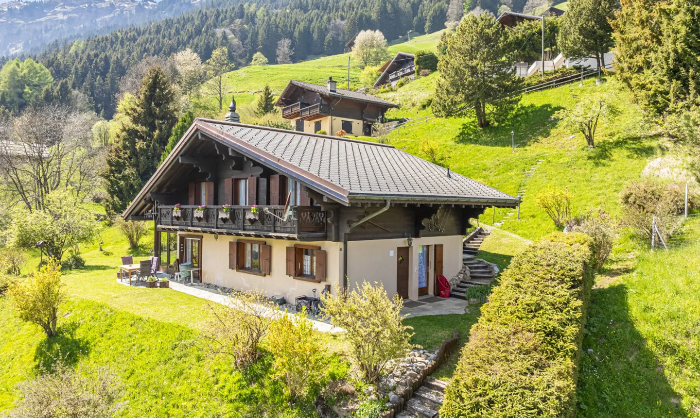 Exclusive: Large chalet with 2 garages on a 3255 m2 plot - Photo 1 of 11