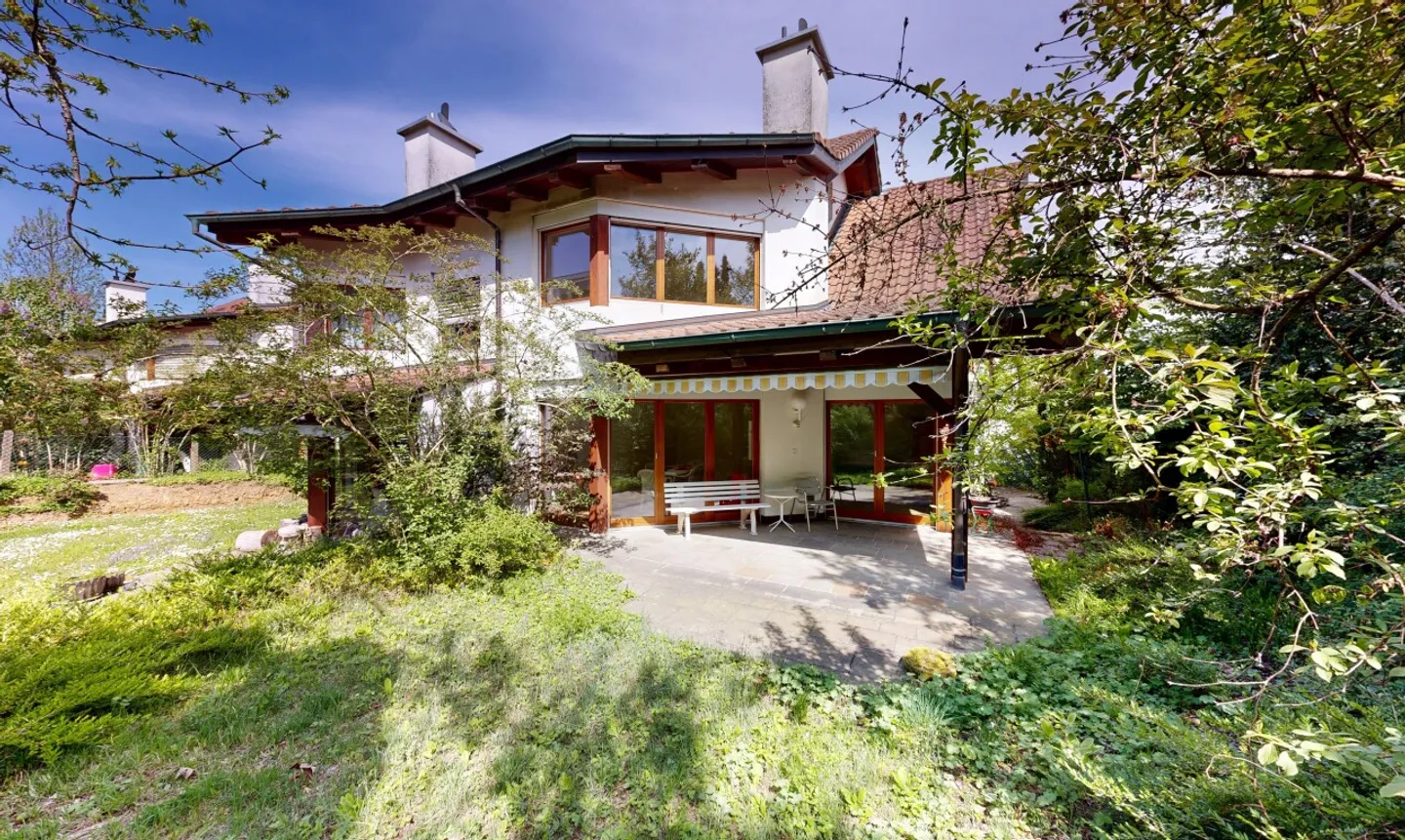 Well-maintained 6-room semi-detached family house in a preferred location - Photo 1 of 13