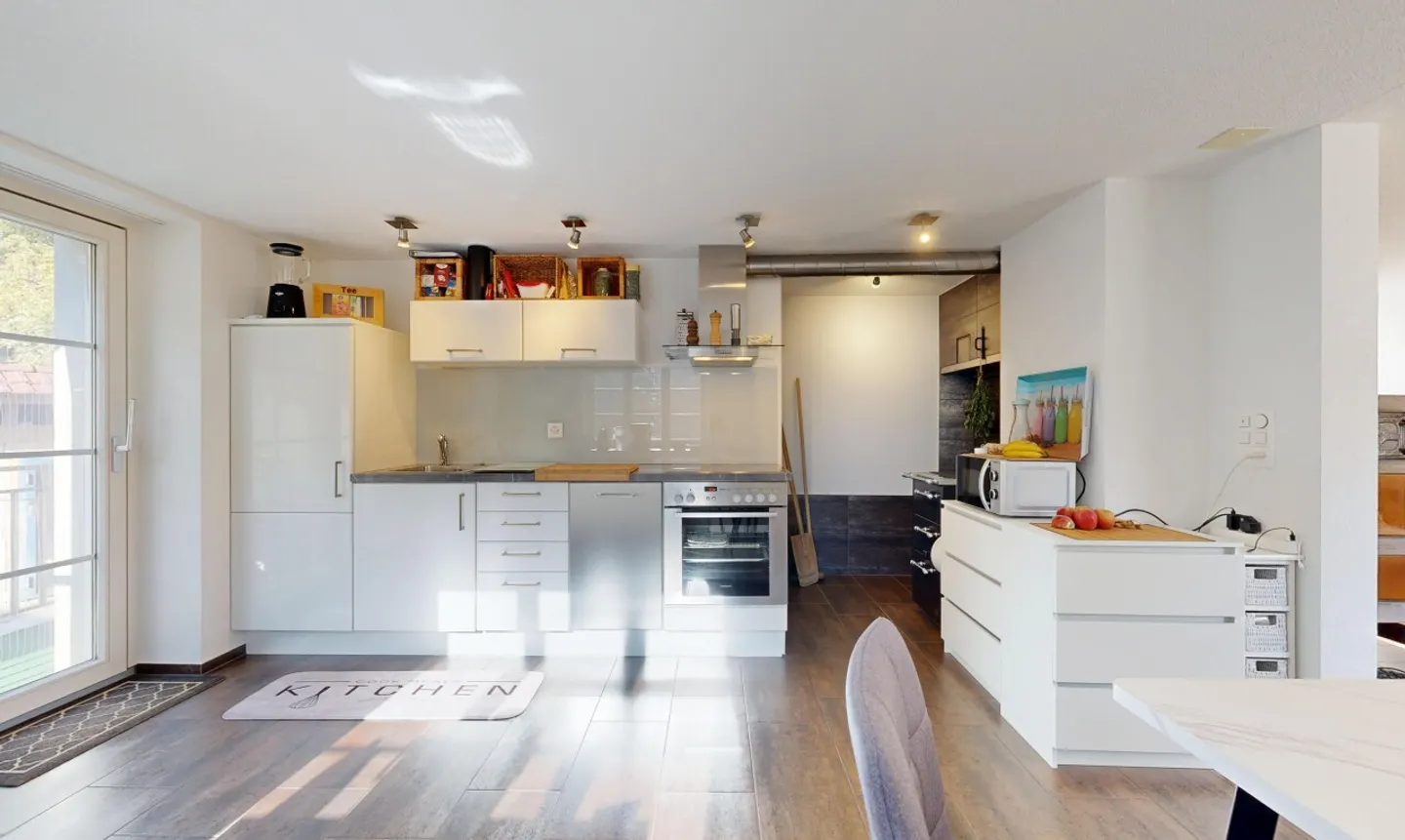 Charming 4.5-Room Ground Floor Apartment with Historic Tiled Stove - Photo 5 of 11