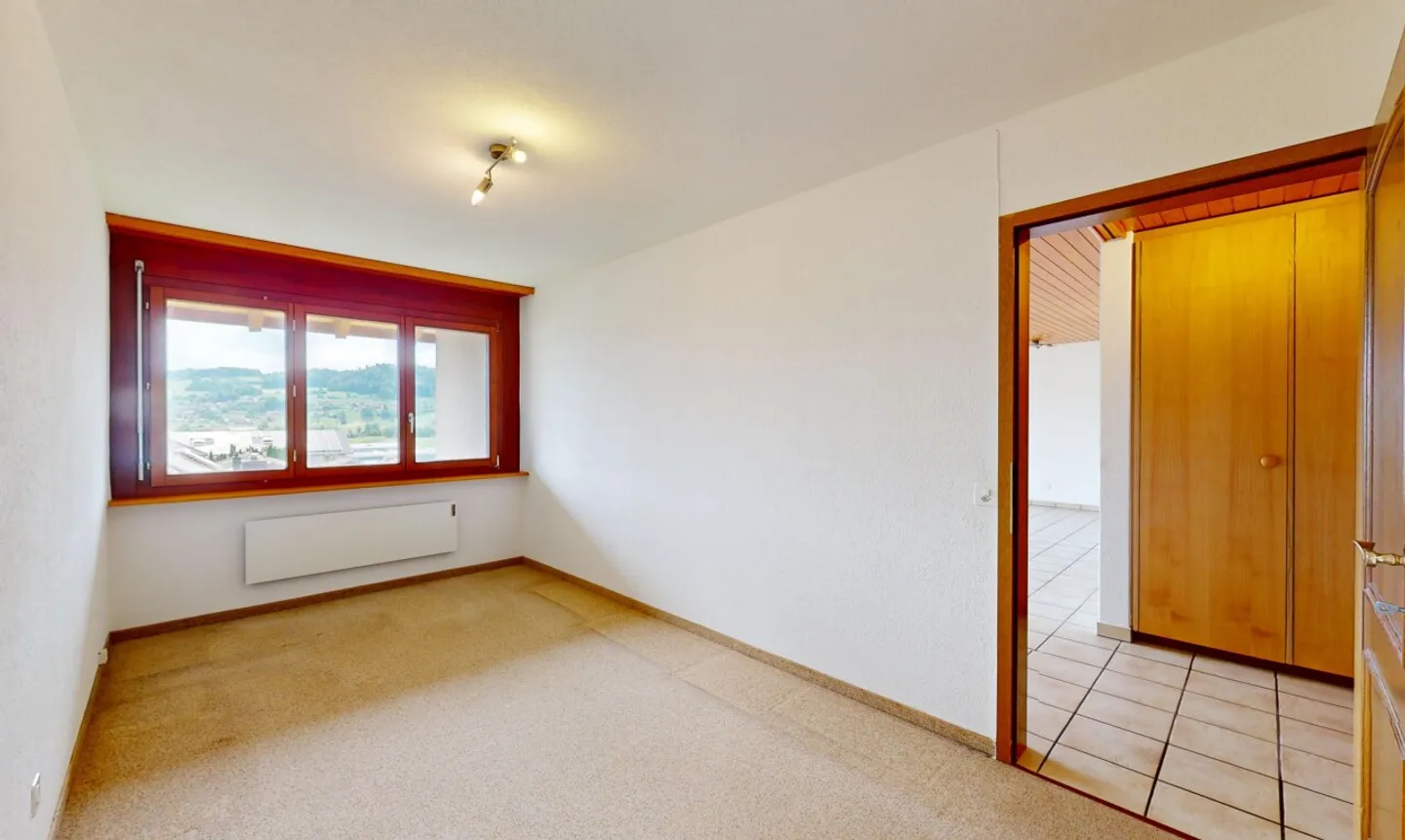 Luminoso appartamento di 4,5 locali con vista, camino e due posti auto - Foto 7 di 11