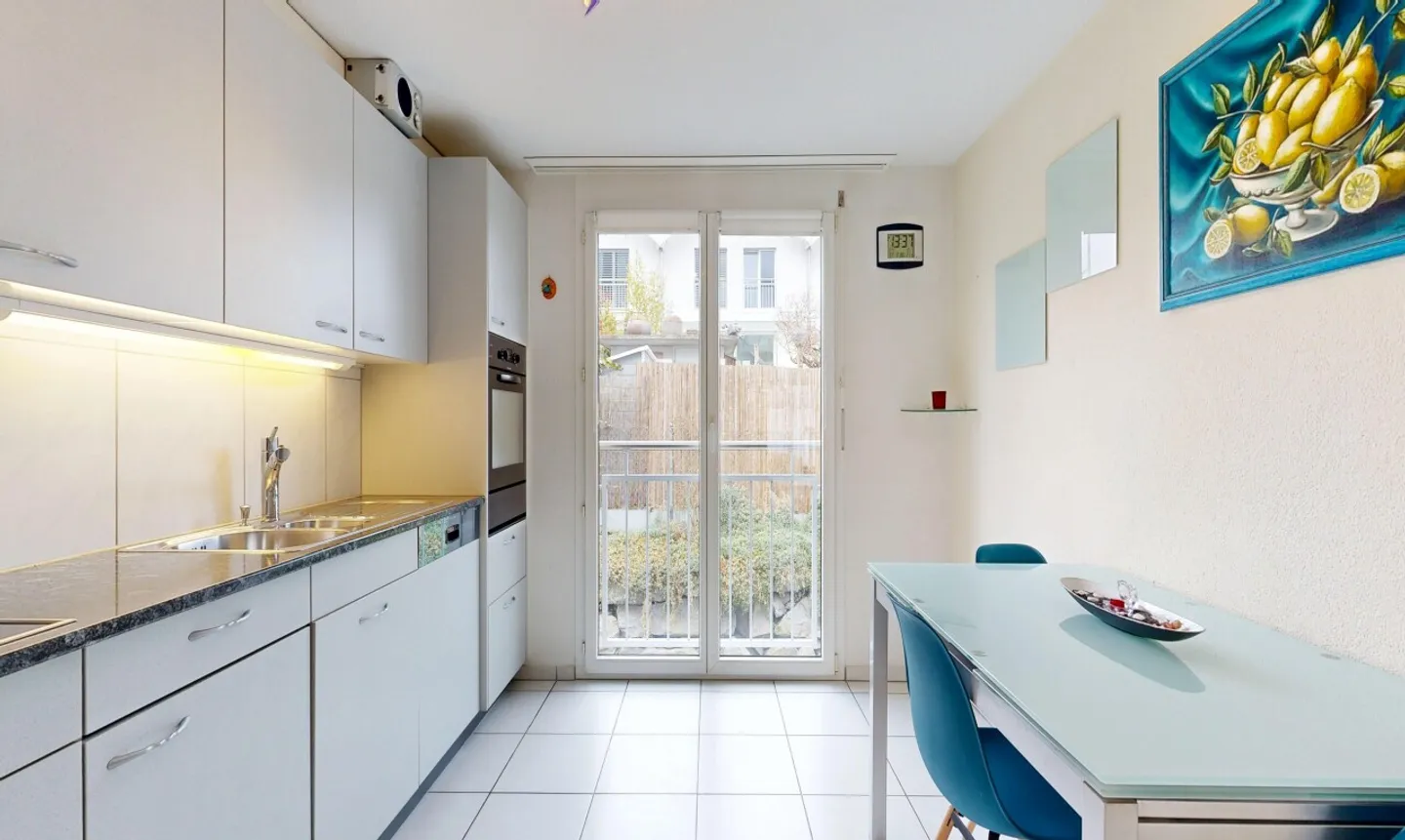 Modern terraced house with plenty of space in a central and quiet location - Photo 9 of 11