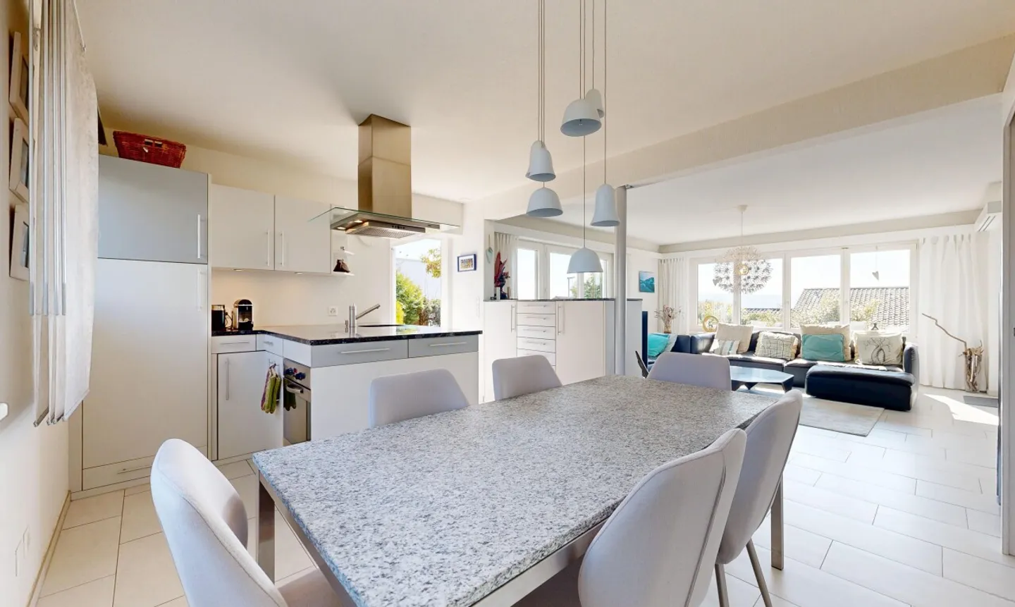 Paradisiacal 5.5-Room Single-Family House with Apartment - Photo 4 of 13