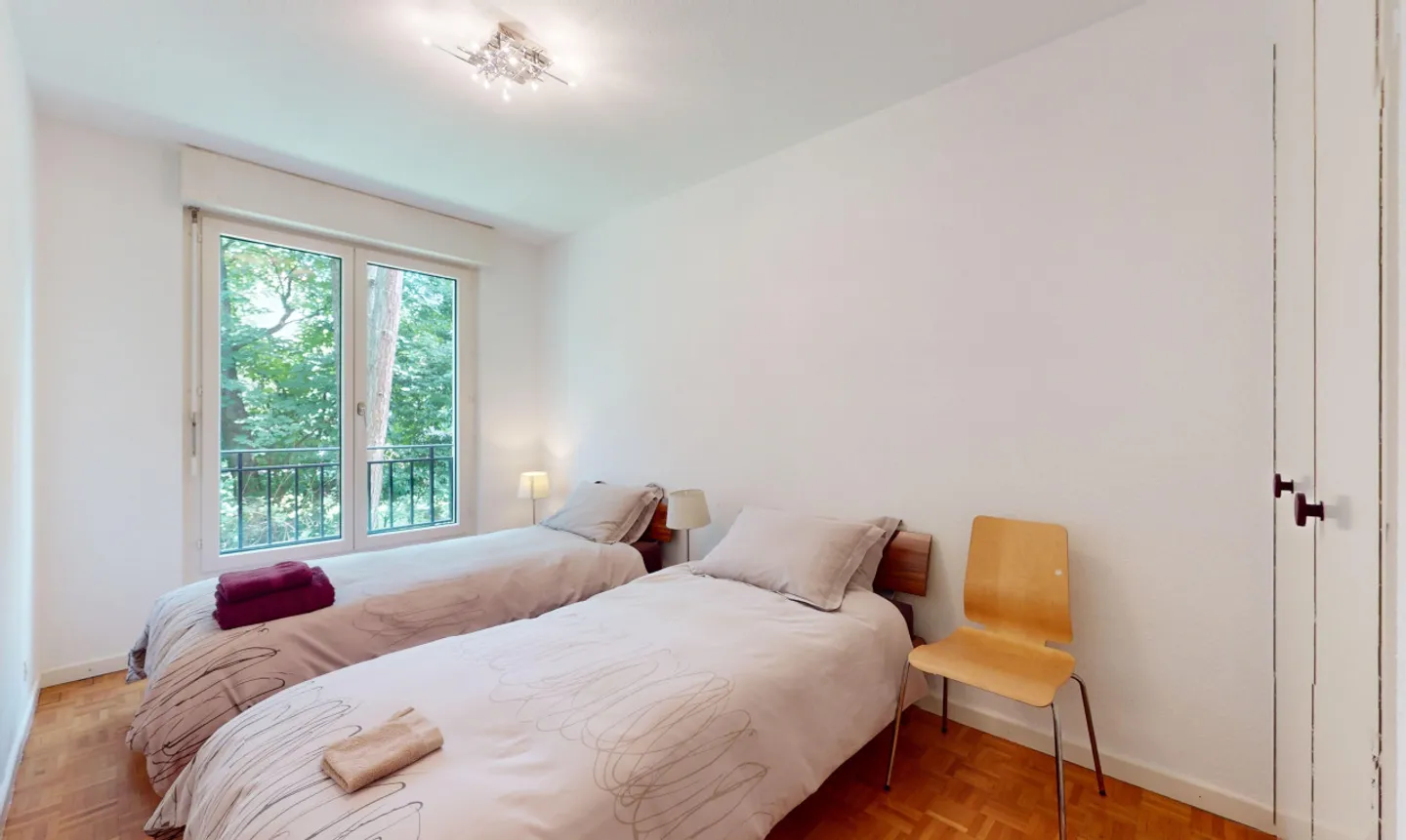 Surrounded by greenery - Photo 10 of 13