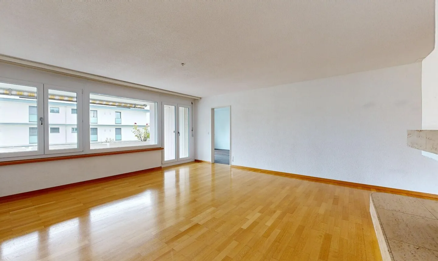 Appartamento attraente di 4,5 stanze con balcone in una posizione tranquilla a Widen - Foto 4 di 11