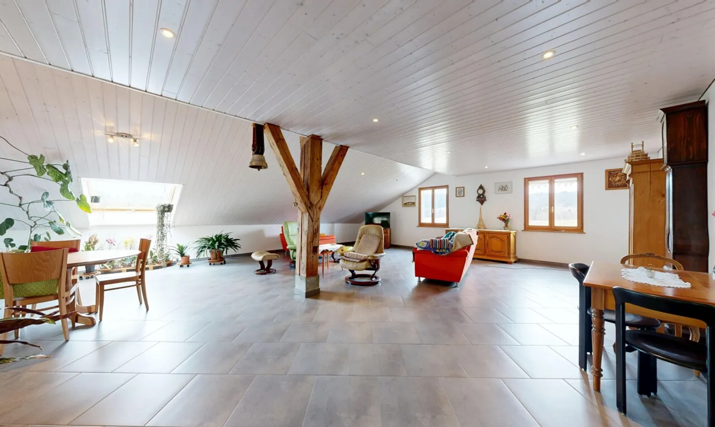 Freistehendes Haus von ca. 380 m², großes Grundstück und Bergblick - Foto 3 von 11