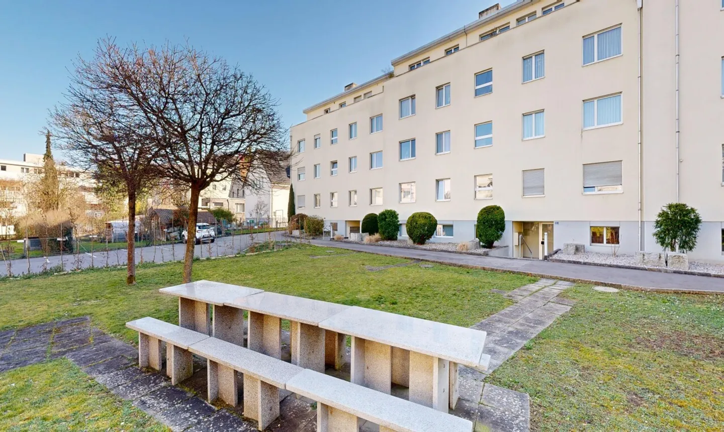 Bright 4.5-room apartment with lift and balcony - Photo 2 of 11